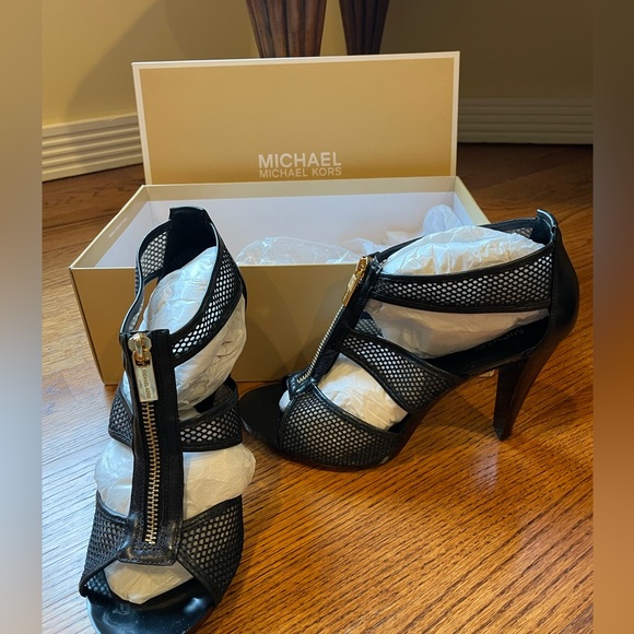 Michael Kors Berkeley T Strap Mesh size 8.5 black - Picture 3 of 4